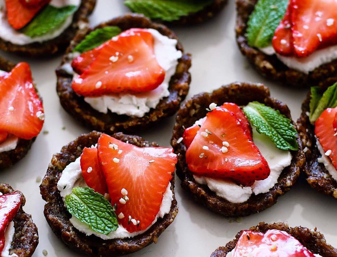 5-ingredient raw strawberry tart recipe